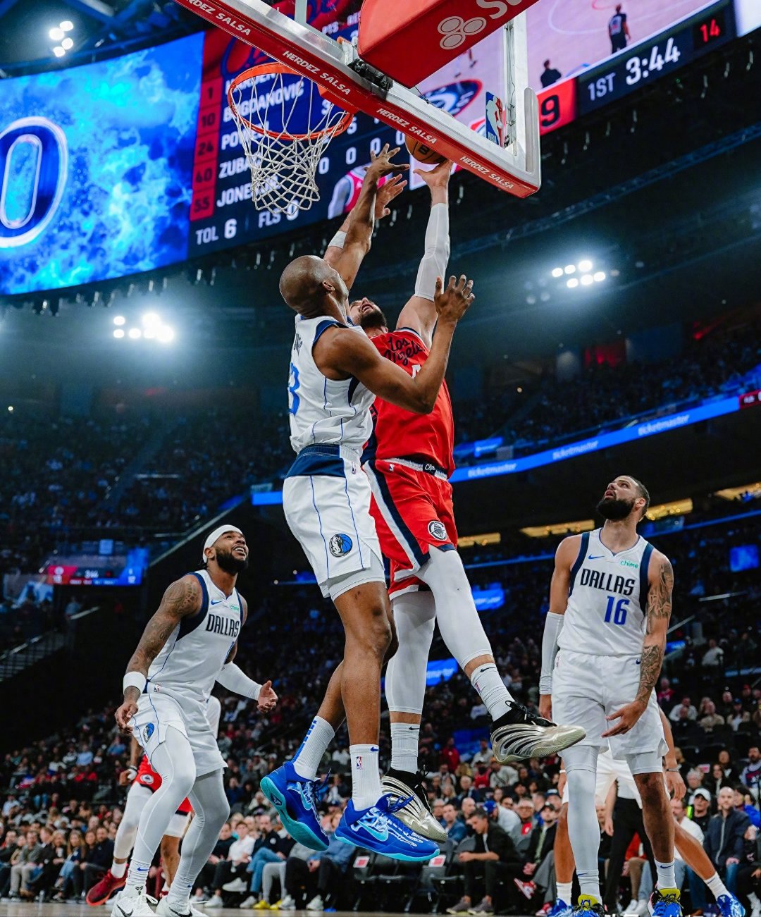 Ming在独行侠比赛中大胜洛杉矶快船迎NBA季后赛关键赛，网友：里昂赛后门线救险的简单介绍